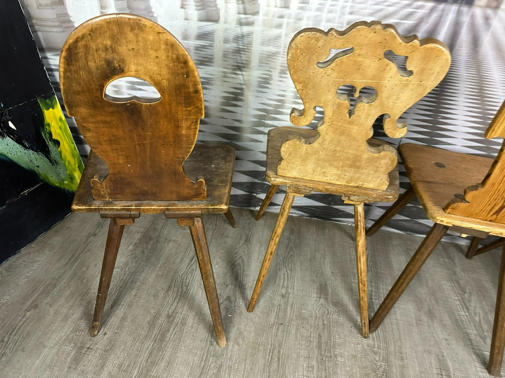 Vier antike Brettstühle 4x antiker Stuhl Brettstuhl Holz massiv
