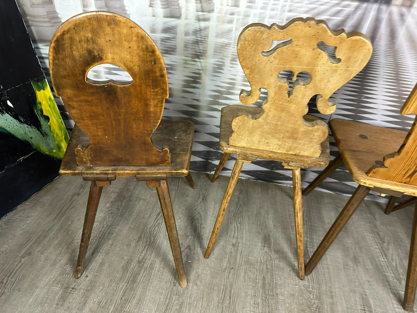 Vier antike Brettstühle 4x antiker Stuhl Brettstuhl Holz massiv