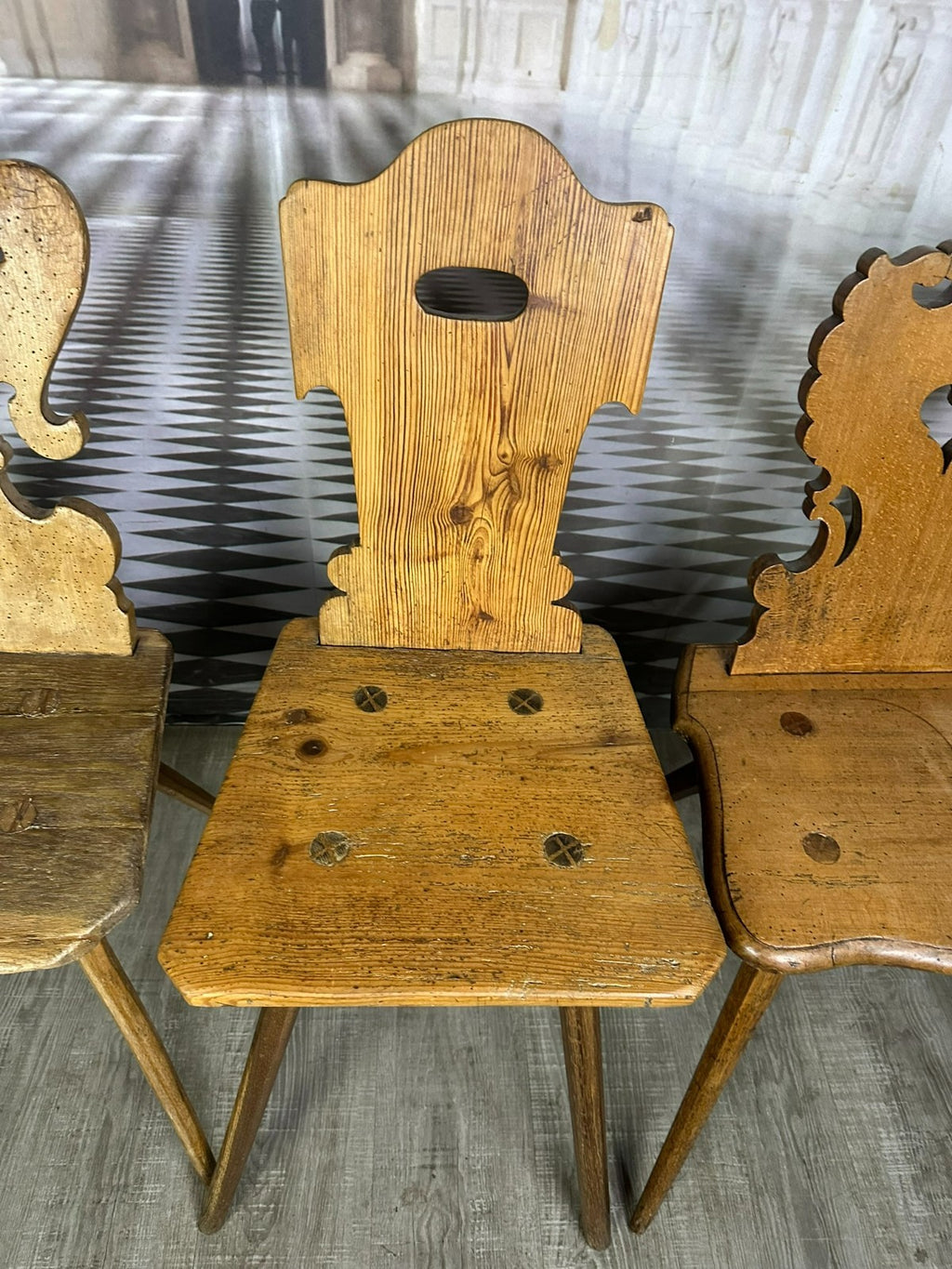 Vier antike Brettstühle 4x antiker Stuhl Brettstuhl Holz massiv