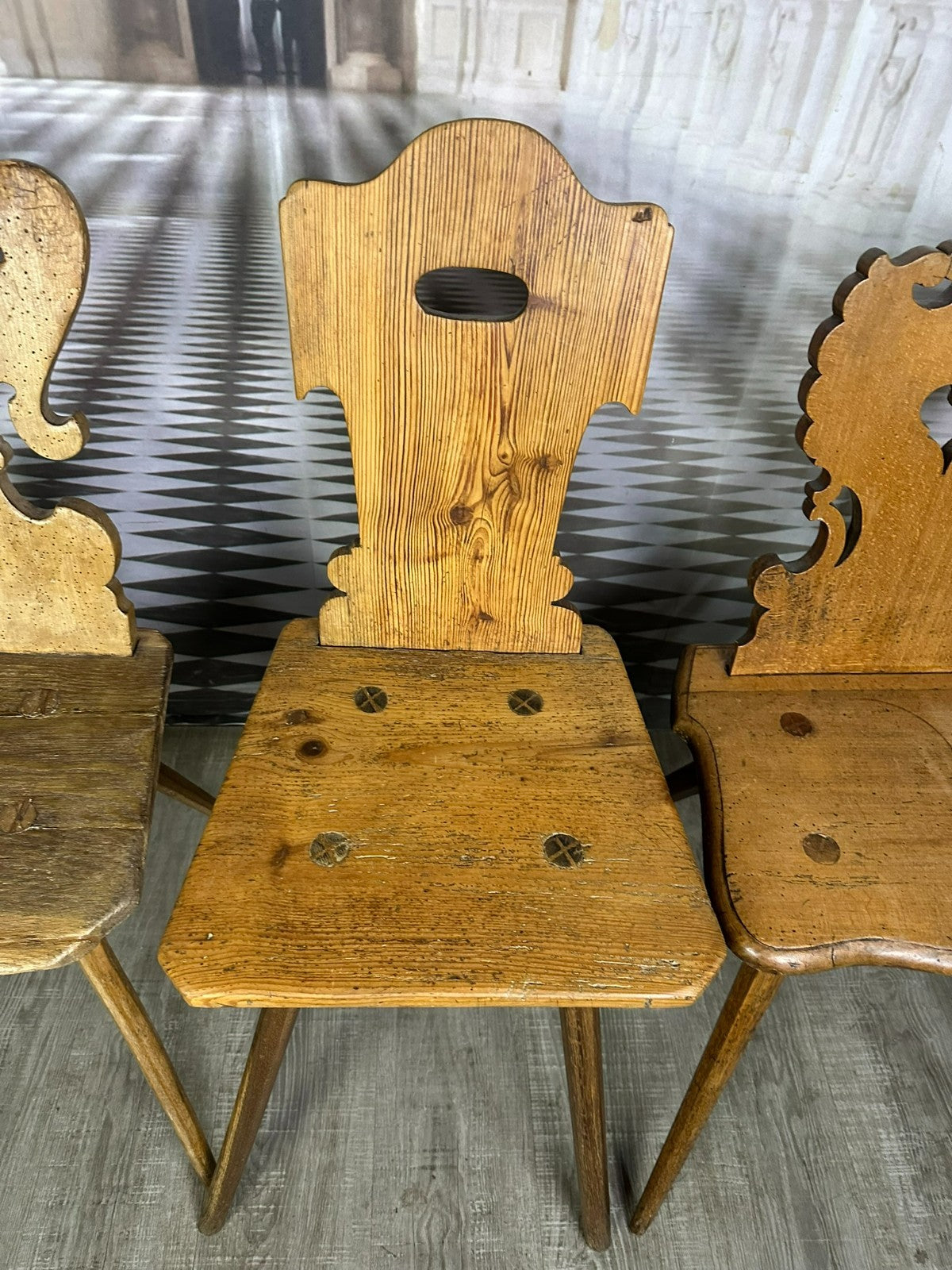 Vier antike Brettstühle 4x antiker Stuhl Brettstuhl Holz massiv