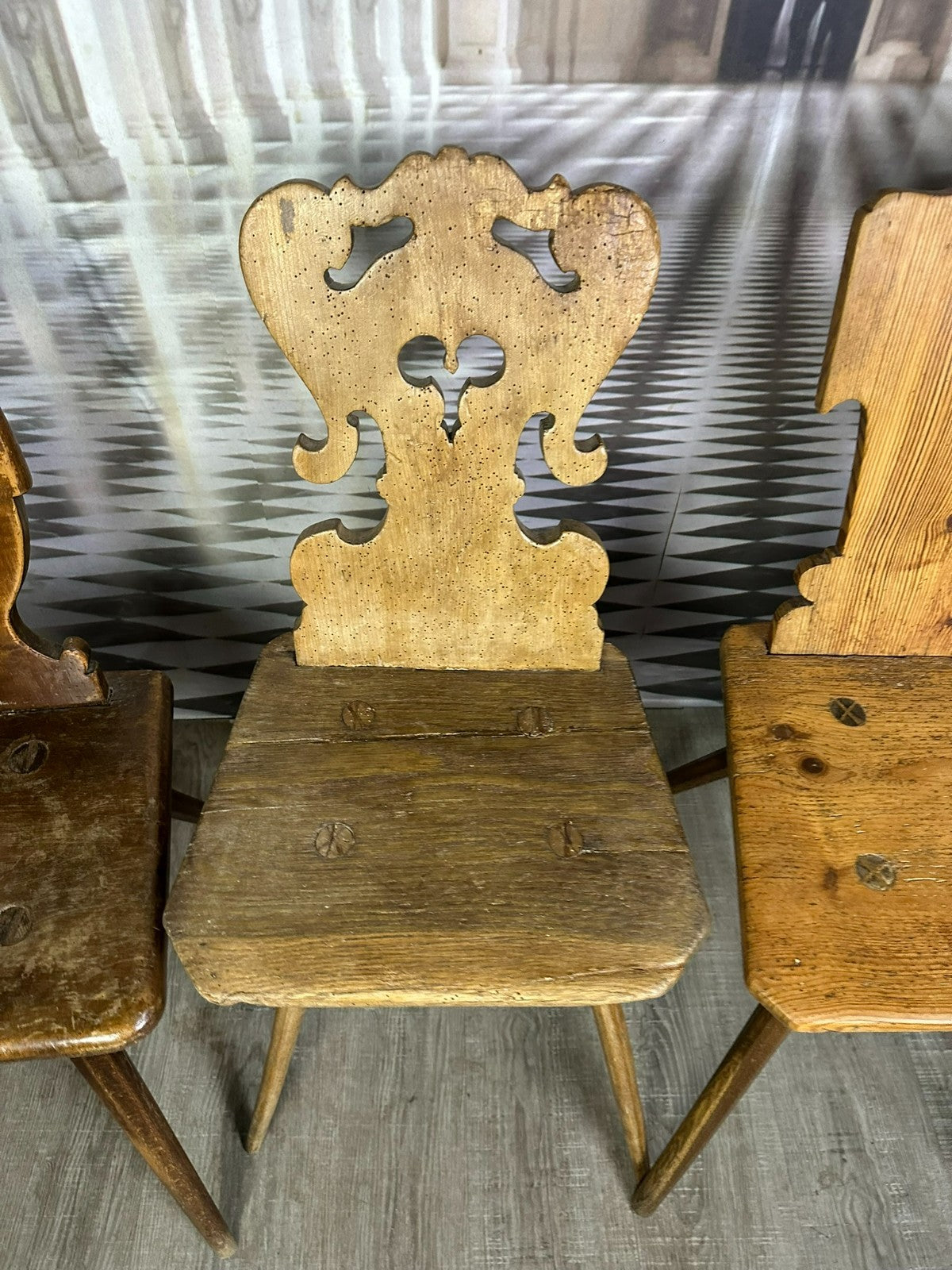 Vier antike Brettstühle 4x antiker Stuhl Brettstuhl Holz massiv