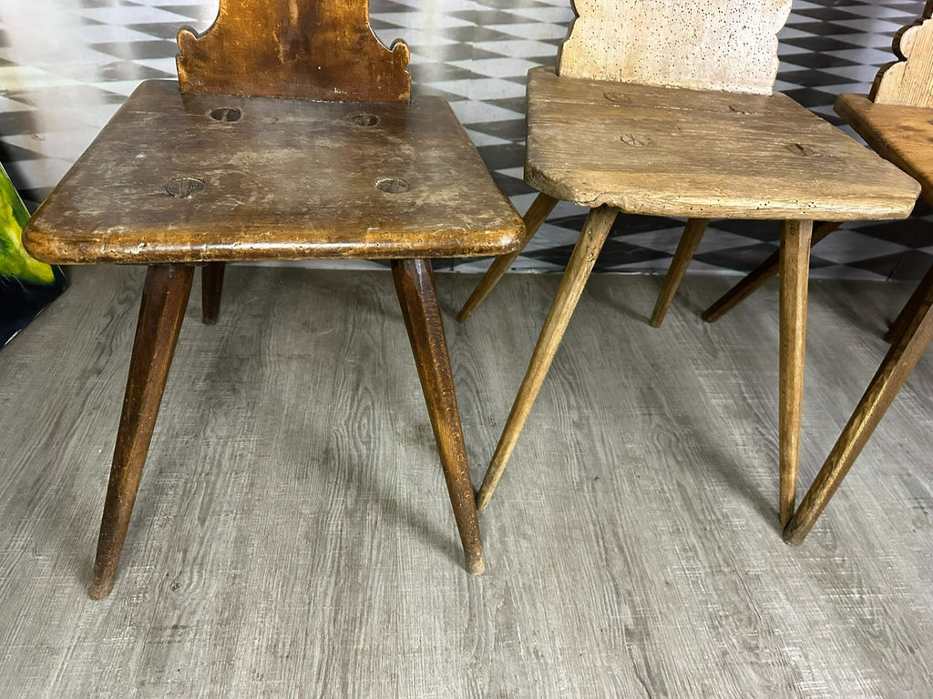 Vier antike Brettstühle 4x antiker Stuhl Brettstuhl Holz massiv