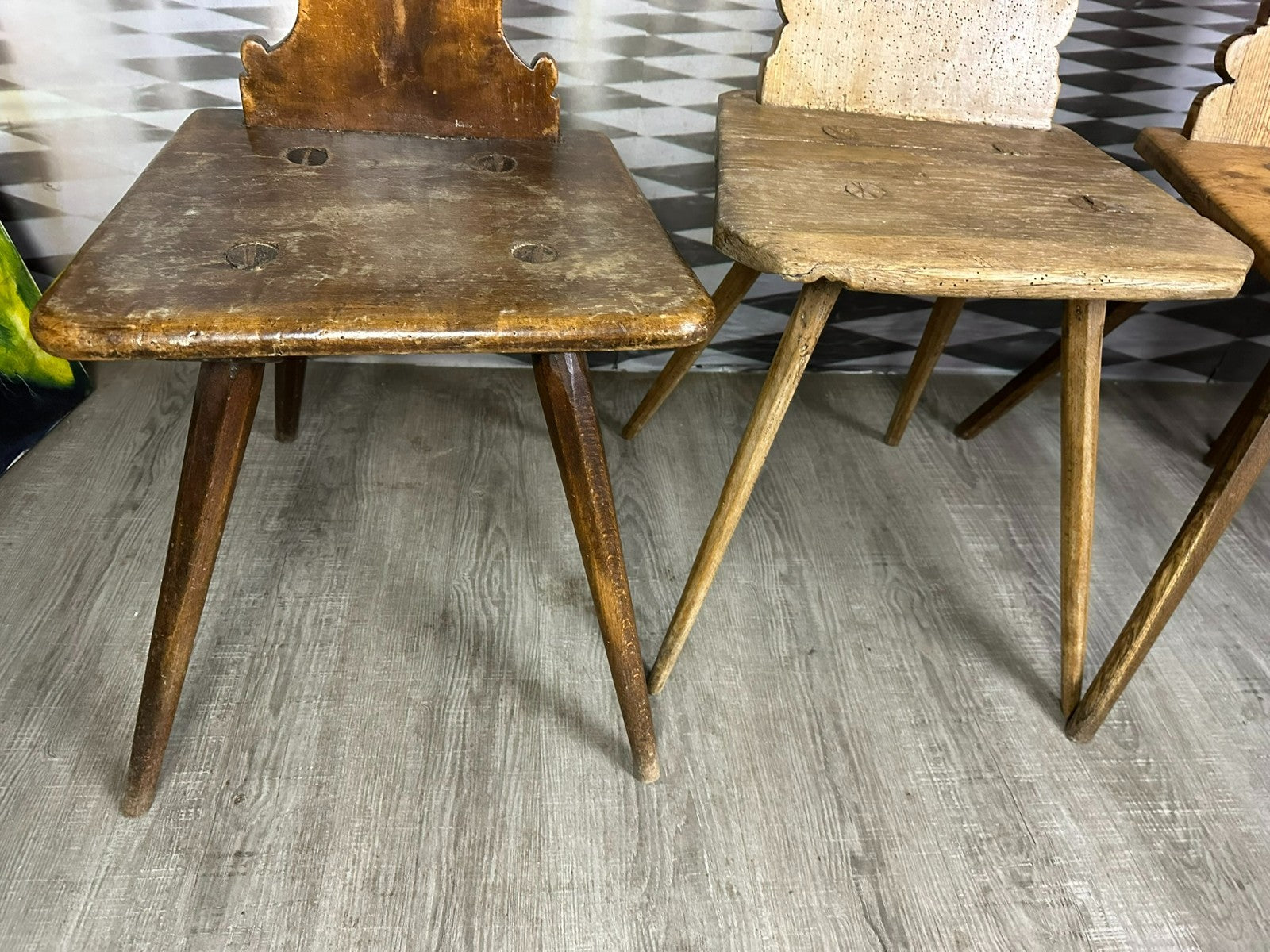 Vier antike Brettstühle 4x antiker Stuhl Brettstuhl Holz massiv