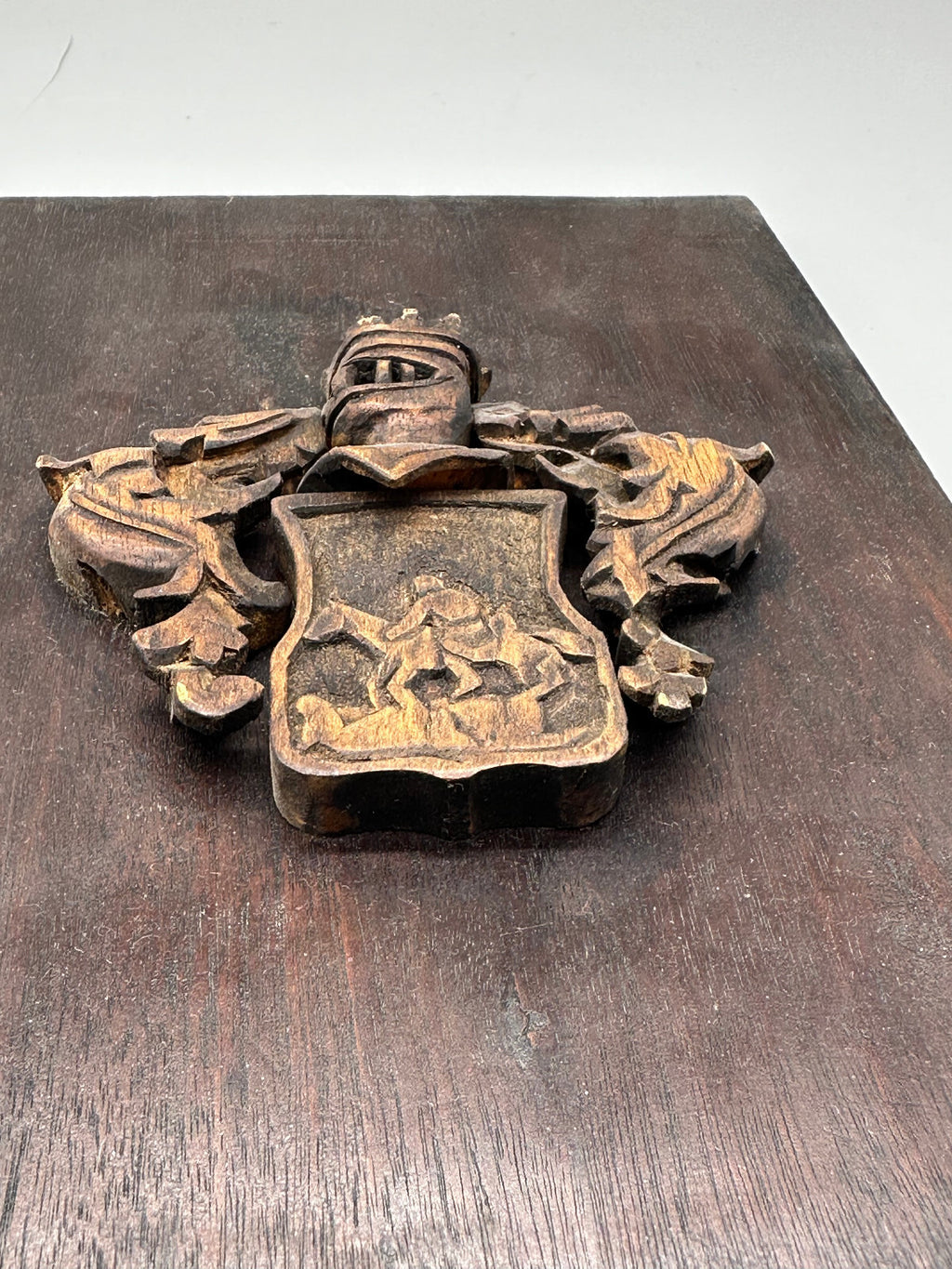 Wappen antik handgeschnitzt Ritter montiert auf einer Türkassette