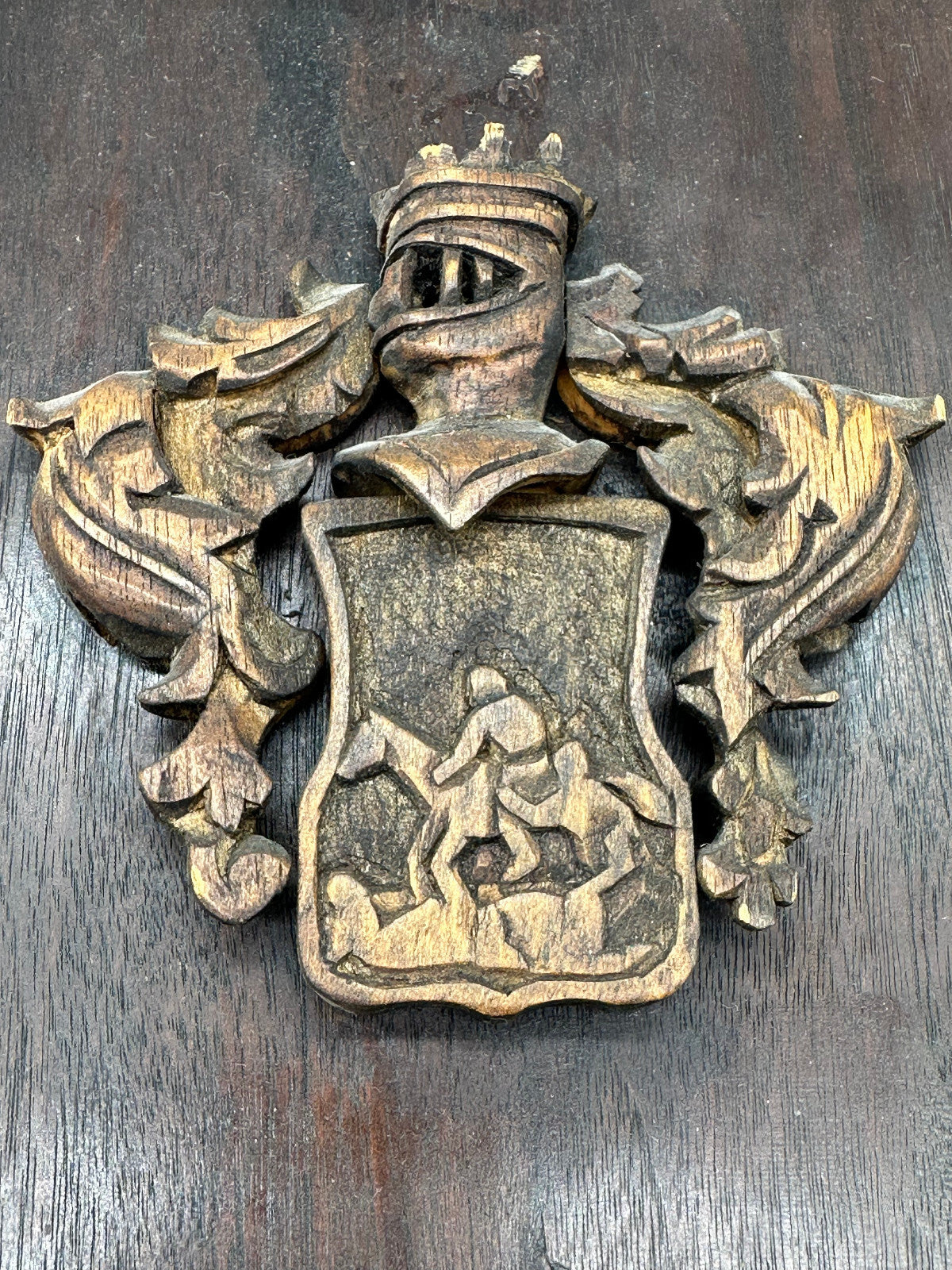 Wappen antik handgeschnitzt Ritter montiert auf einer Türkassette