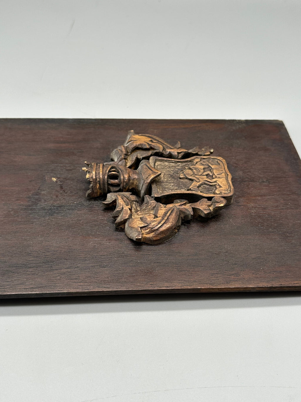 Wappen antik handgeschnitzt Ritter montiert auf einer Türkassette