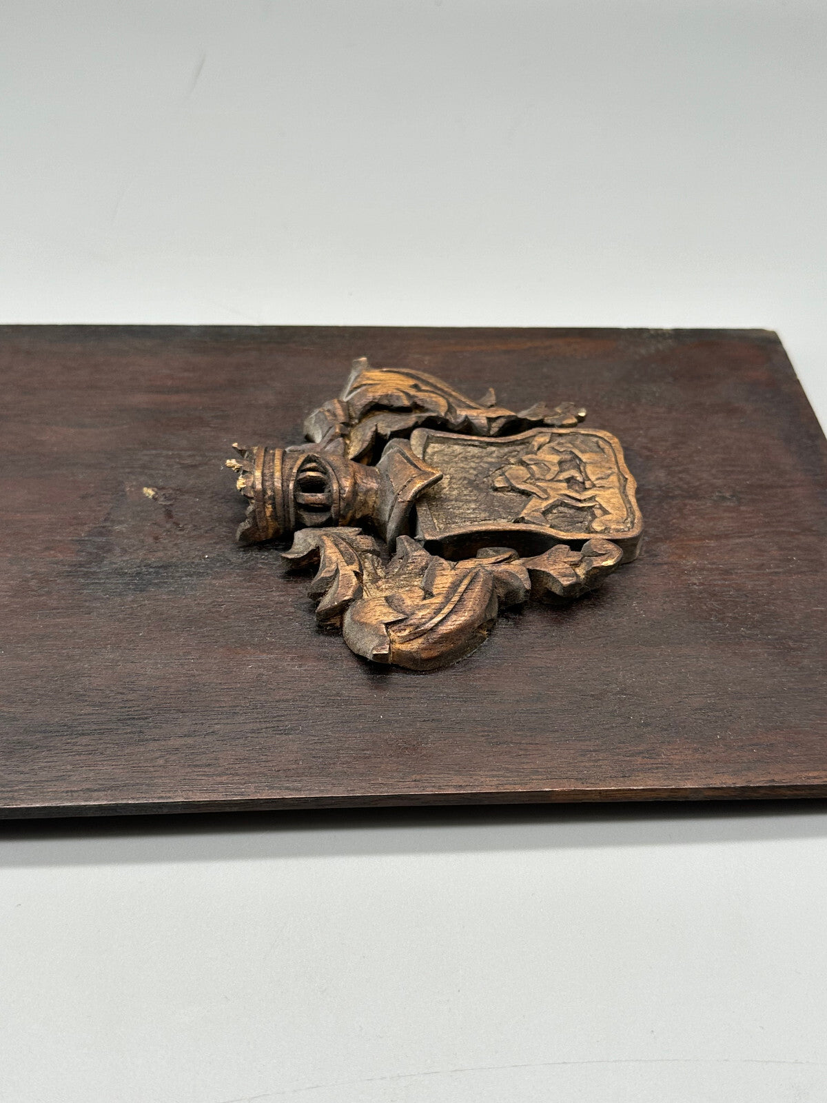 Wappen antik handgeschnitzt Ritter montiert auf einer Türkassette