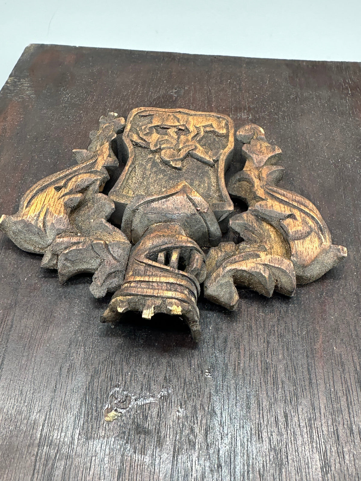 Wappen antik handgeschnitzt Ritter montiert auf einer Türkassette