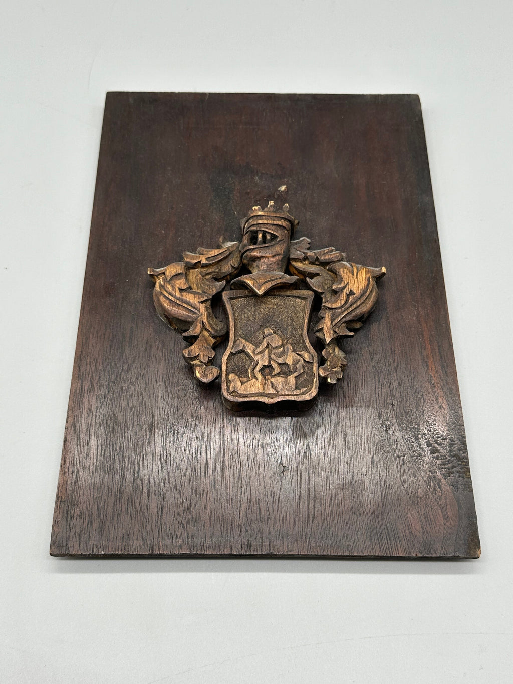 WAPPEN ANTIK HANDGESCHNITZT RITTER MONTIERT AUF EINER TÜRKASSETTE