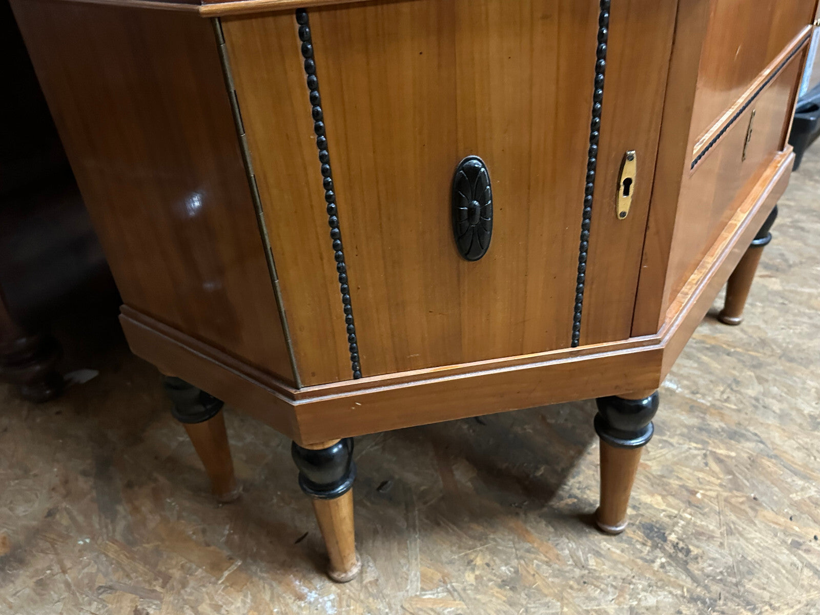 Antike Vitrine um 1930 Kirschbaum Art Deco / Biedermeier Stil