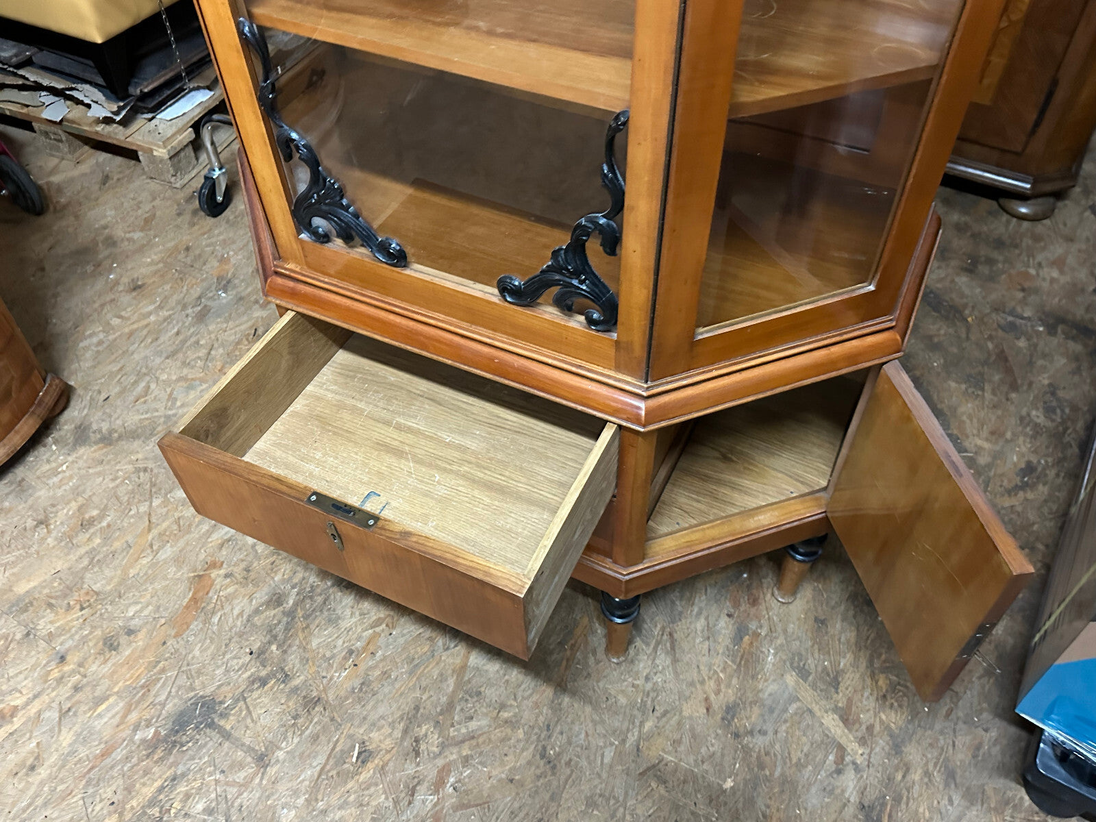 Antike Vitrine um 1930 Kirschbaum Art Deco / Biedermeier Stil