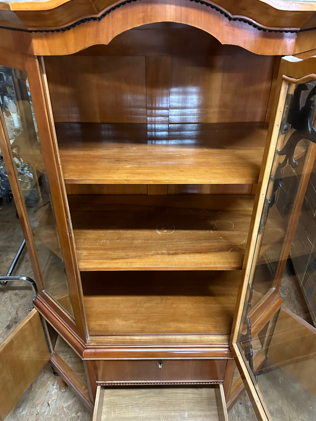 Antike Vitrine um 1930 Kirschbaum Art Deco / Biedermeier Stil