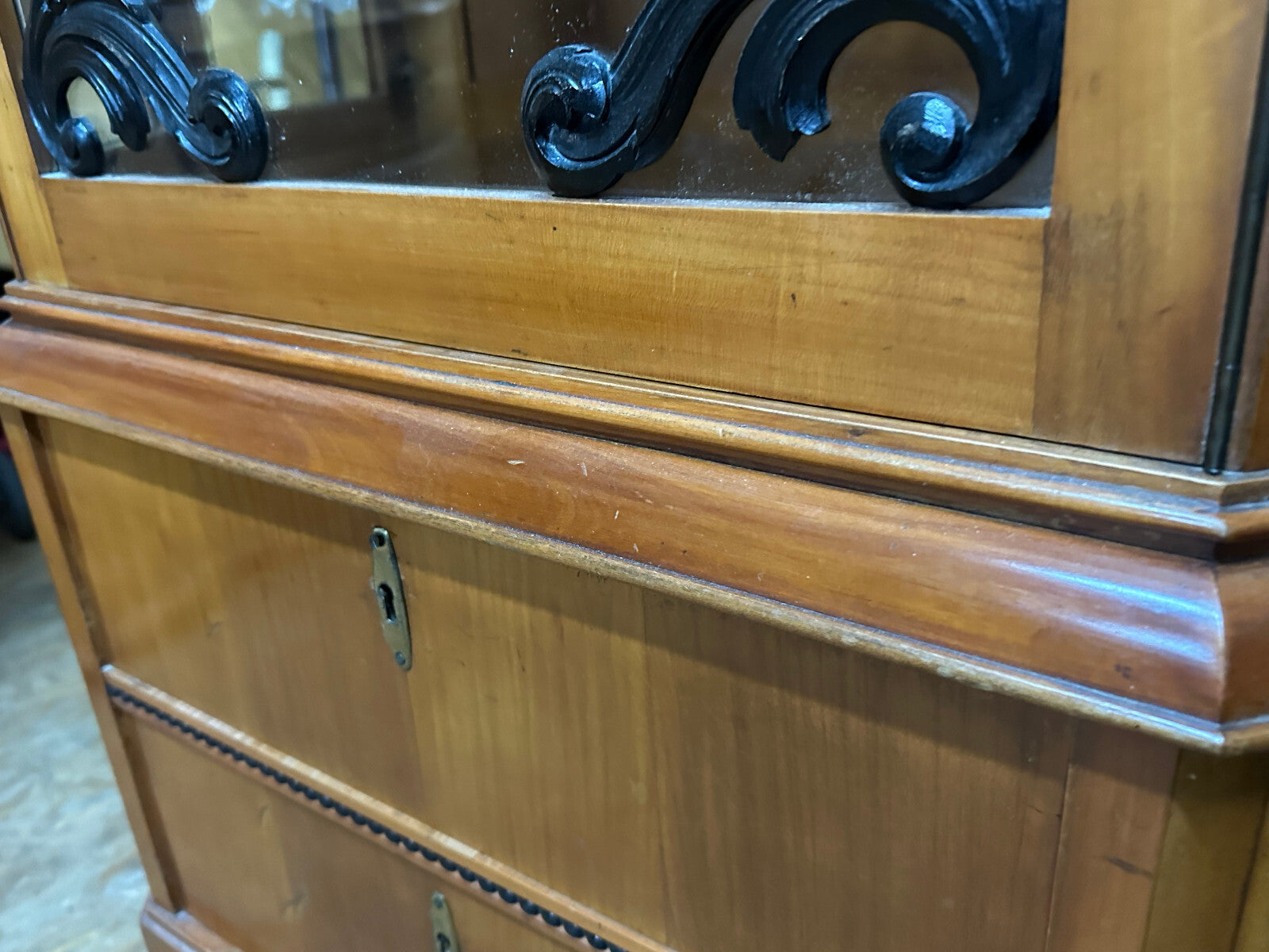 Antike Vitrine um 1930 Kirschbaum Art Deco / Biedermeier Stil