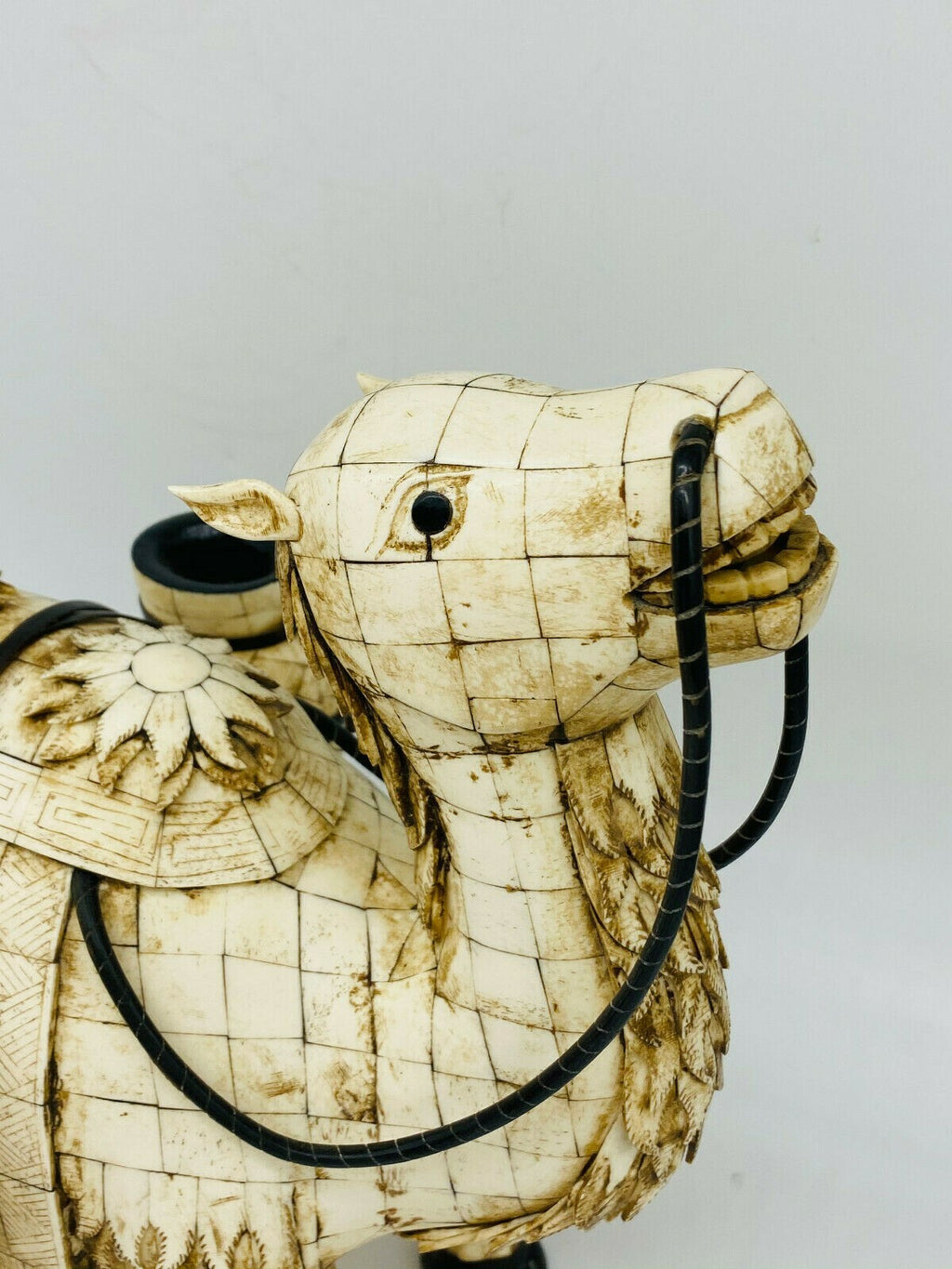 Skulptur Kamel mit Zwei Wassergefässen Oberfläche aus Bein gearbeitet