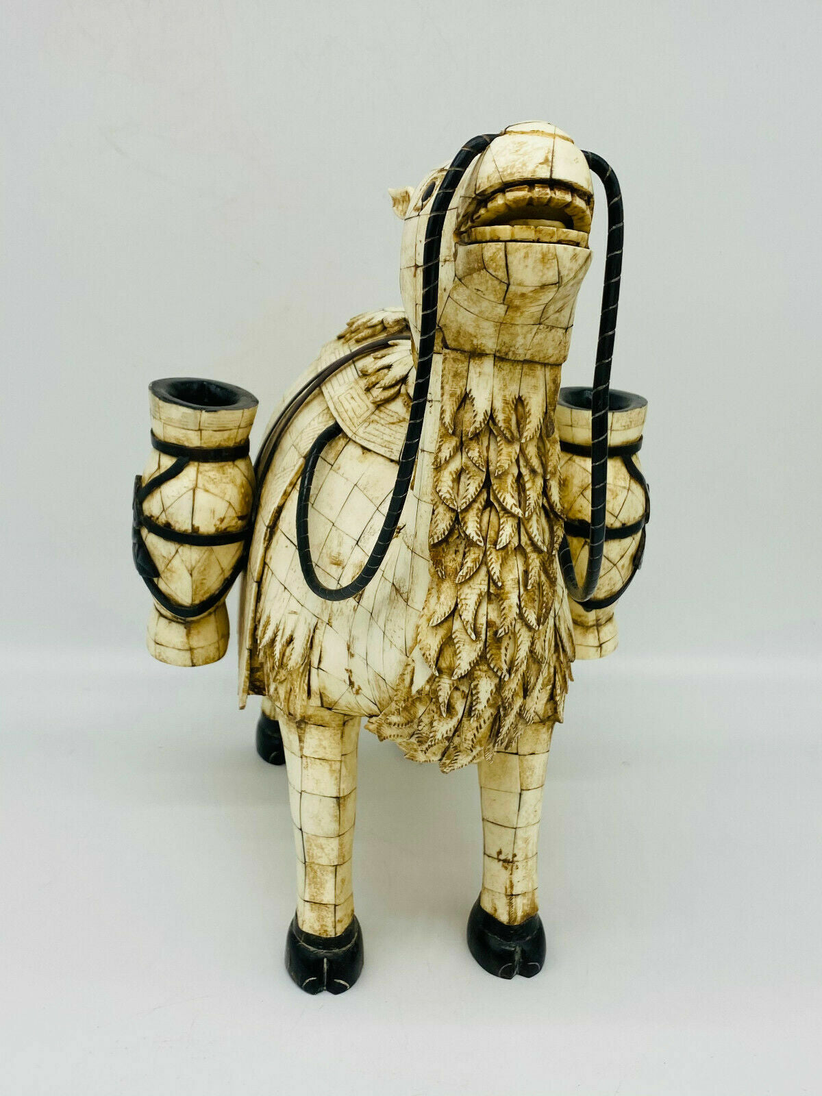 Skulptur Kamel mit Zwei Wassergefässen Oberfläche aus Bein gearbeitet