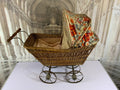 ANTIKER PUPPENWAGEN GEFLECHT METALL UND TEXTIL
