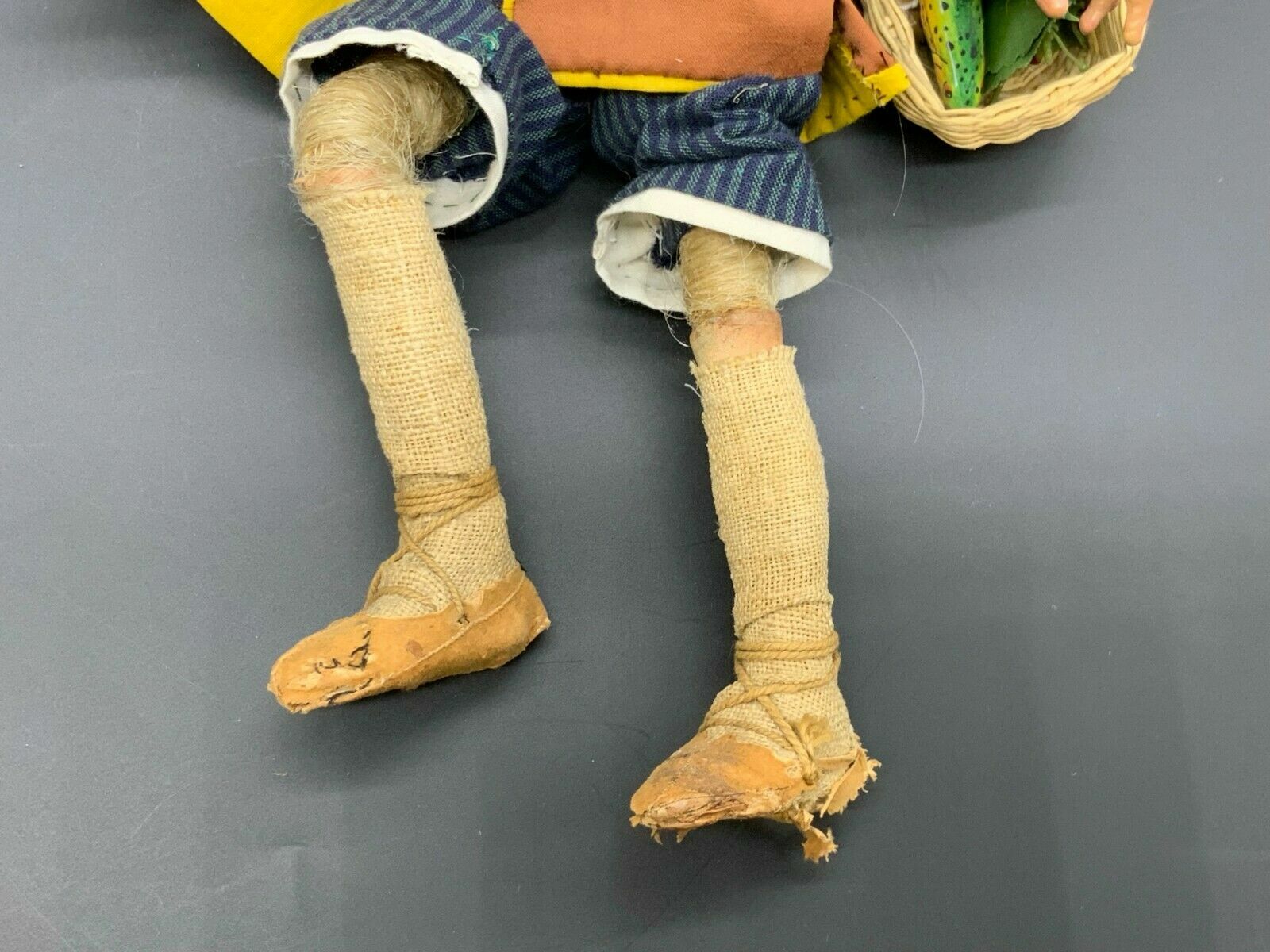Neapolitanische Krippenfigur Bauer mit Korb 27cm