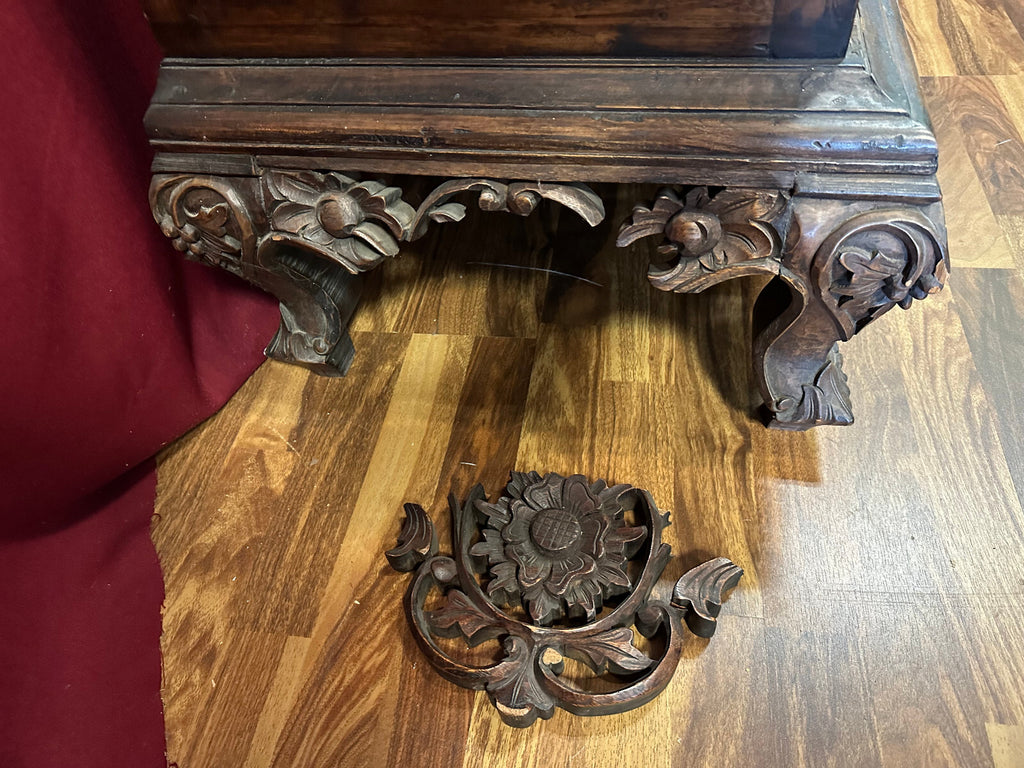 Antiker Schrank Prunkschrank 19 tes Jhdt Nussbaum massiv Schnitzwerk