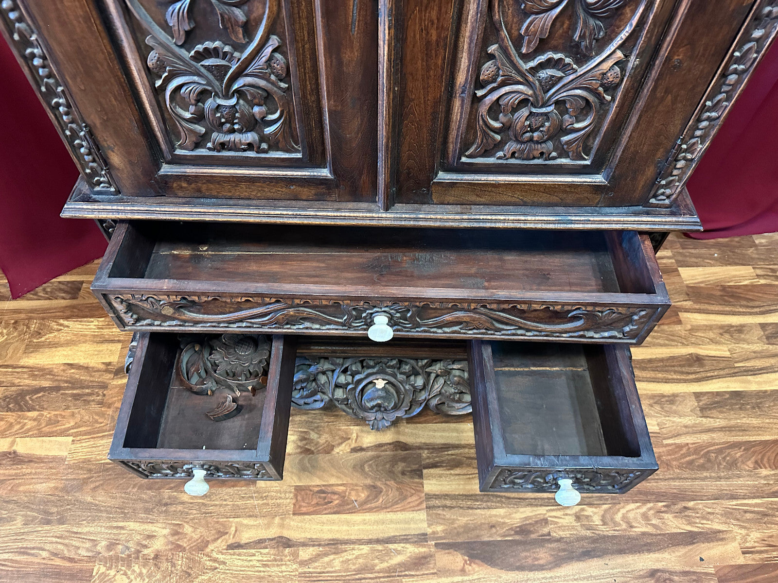 Antiker Schrank Prunkschrank 19 tes Jhdt Nussbaum massiv Schnitzwerk