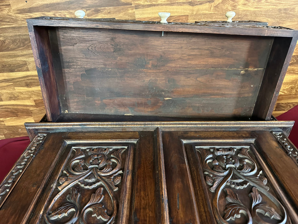 Antiker Schrank Prunkschrank 19 tes Jhdt Nussbaum massiv Schnitzwerk