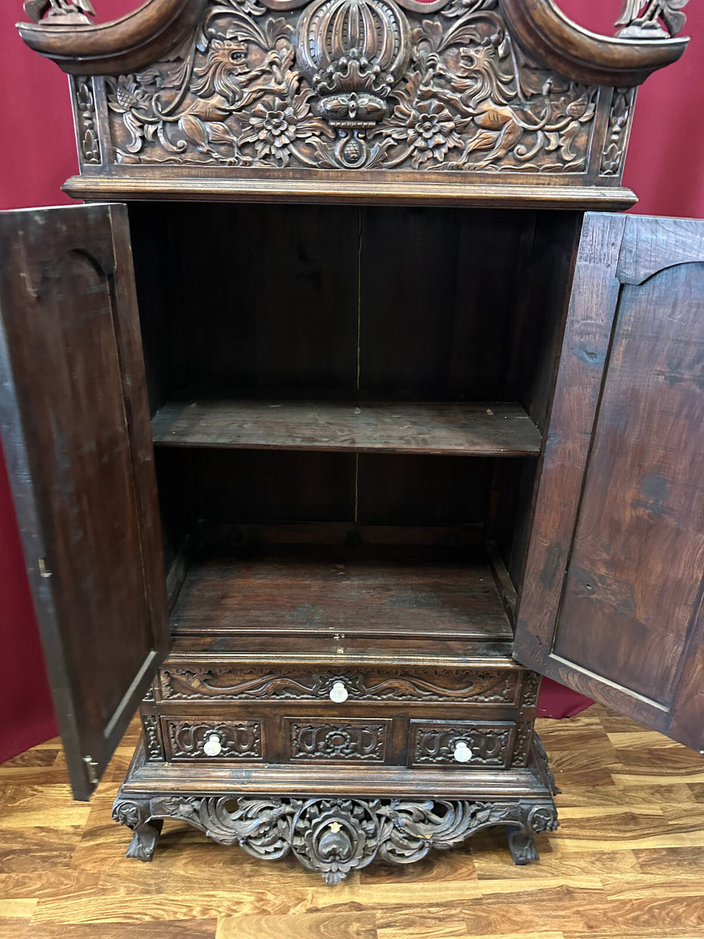 Antiker Schrank Prunkschrank 19 tes Jhdt Nussbaum massiv Schnitzwerk