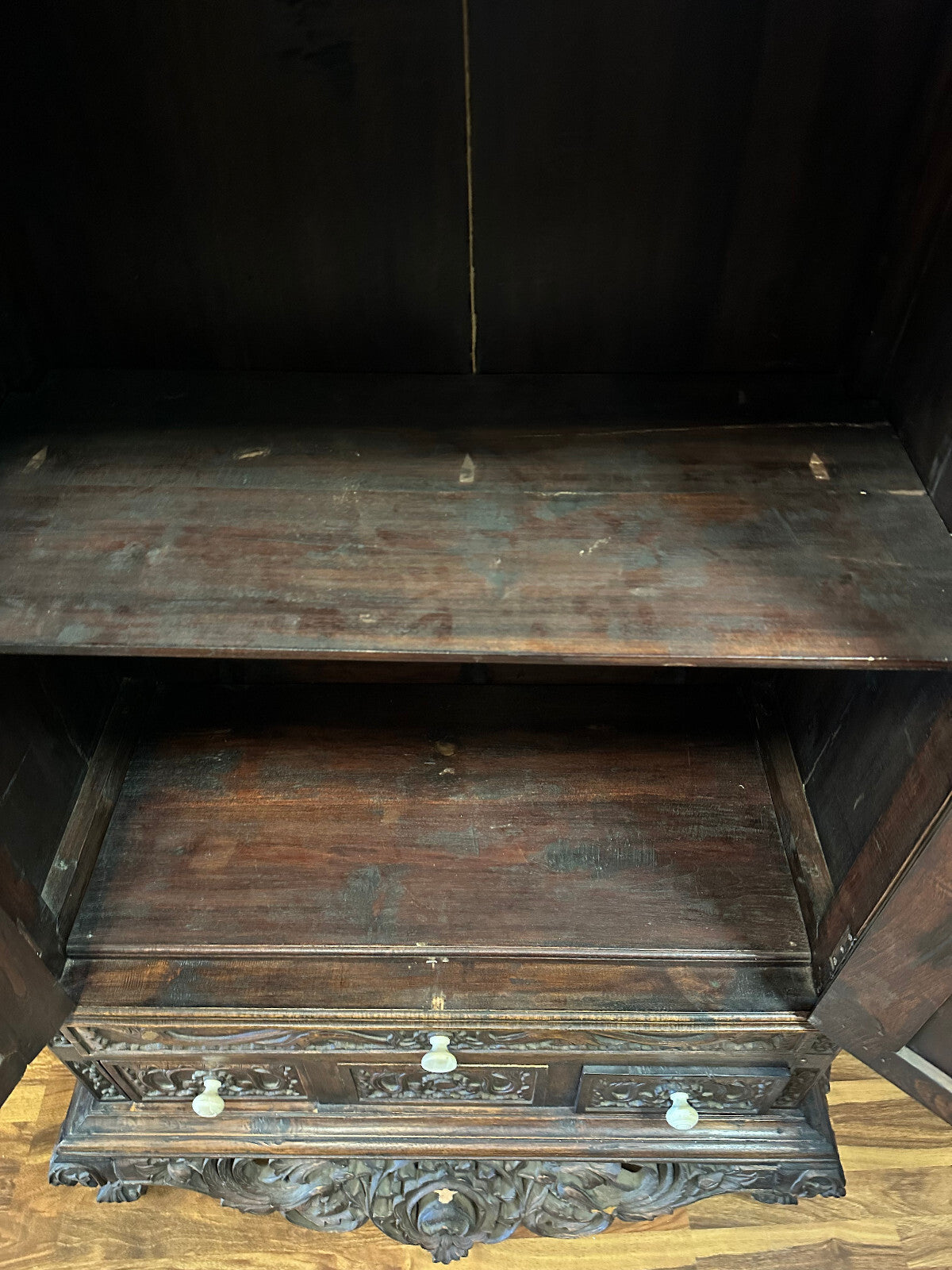 Antiker Schrank Prunkschrank 19 tes Jhdt Nussbaum massiv Schnitzwerk