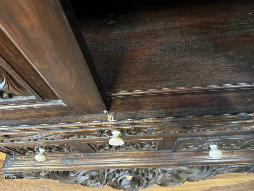 Antiker Schrank Prunkschrank 19 tes Jhdt Nussbaum massiv Schnitzwerk
