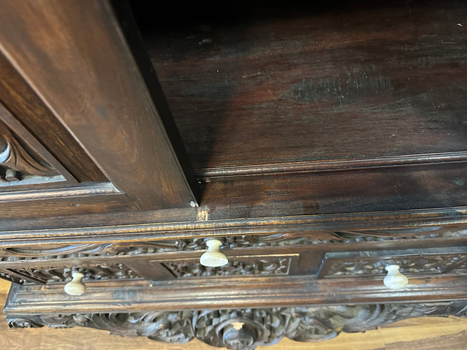 Antiker Schrank Prunkschrank 19 tes Jhdt Nussbaum massiv Schnitzwerk