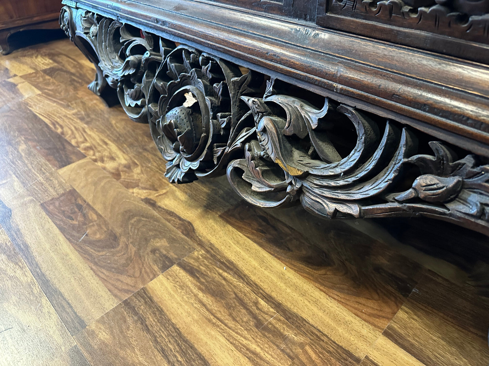 Antiker Schrank Prunkschrank 19 tes Jhdt Nussbaum massiv Schnitzwerk