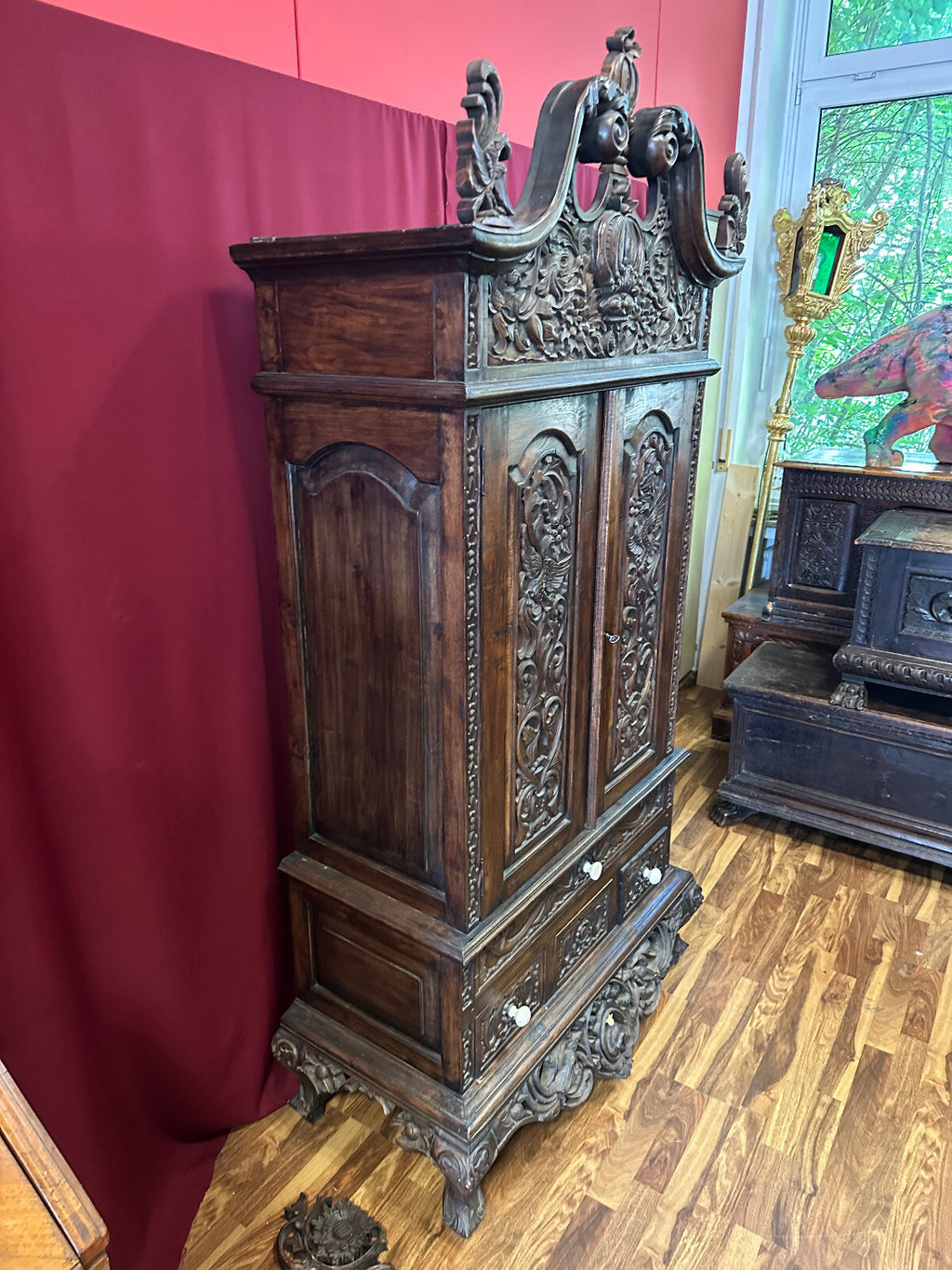Antiker Schrank Prunkschrank 19 tes Jhdt Nussbaum massiv Schnitzwerk