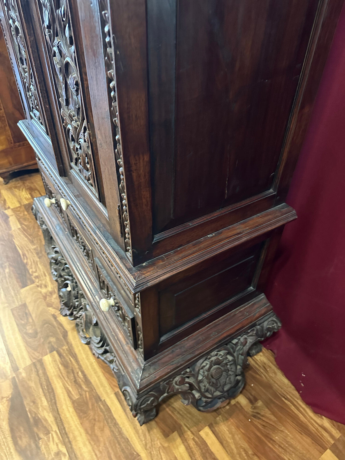 Antiker Schrank Prunkschrank 19 tes Jhdt Nussbaum massiv Schnitzwerk