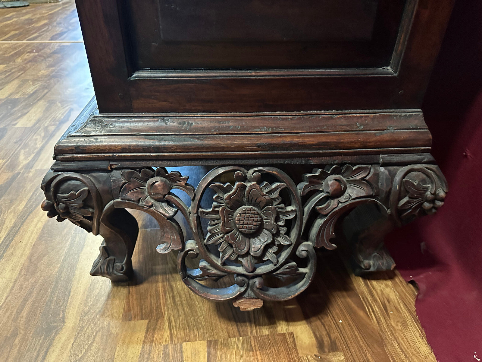 Antiker Schrank Prunkschrank 19 tes Jhdt Nussbaum massiv Schnitzwerk