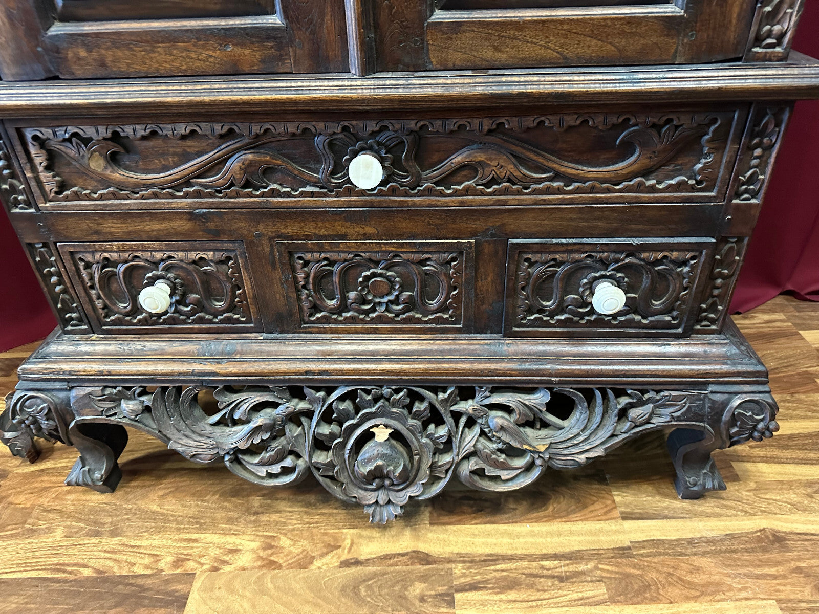 Antiker Schrank Prunkschrank 19 tes Jhdt Nussbaum massiv Schnitzwerk