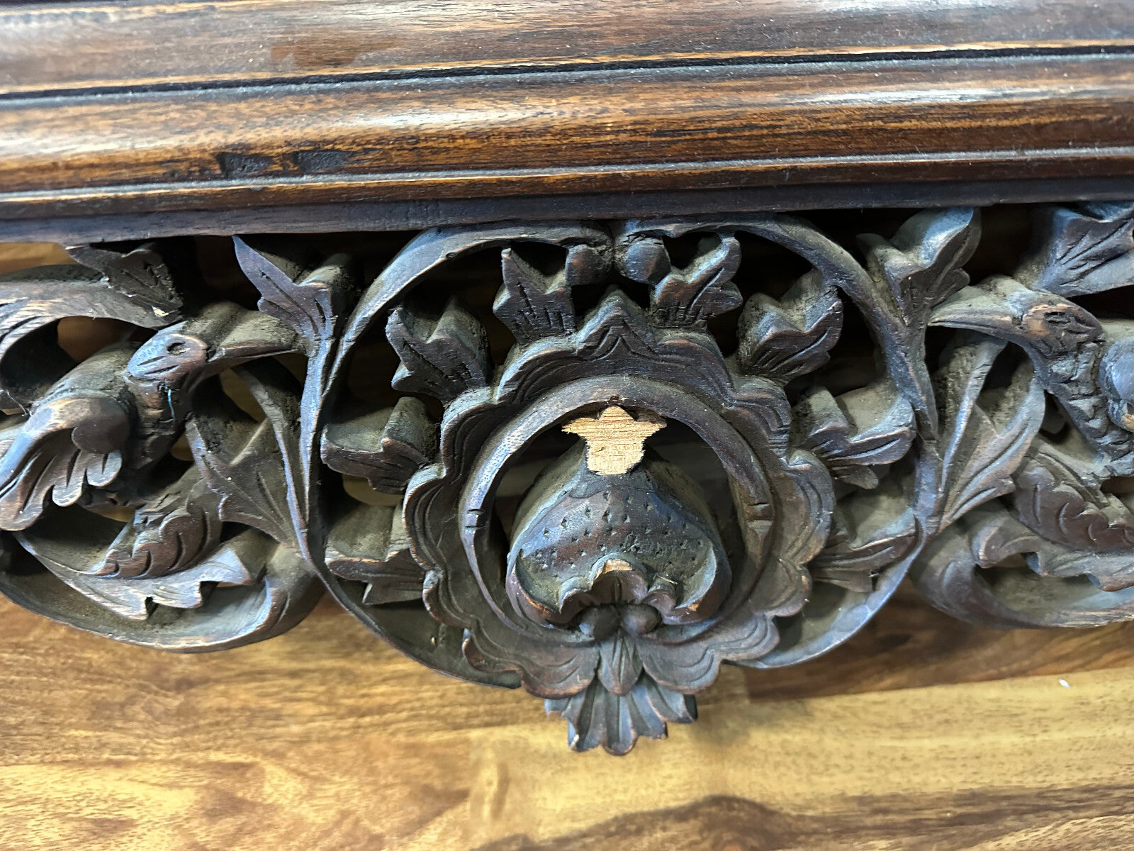 Antiker Schrank Prunkschrank 19 tes Jhdt Nussbaum massiv Schnitzwerk