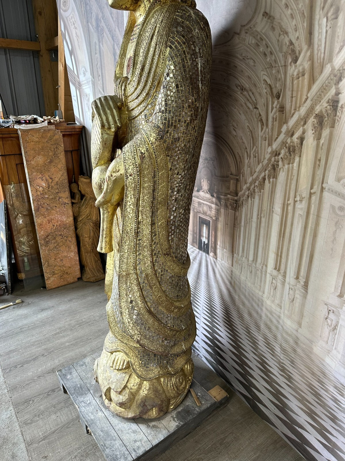 China sehr grosser antiker Buddha 256cm Holz um 1920/40 Vergoldung Glasschmuck