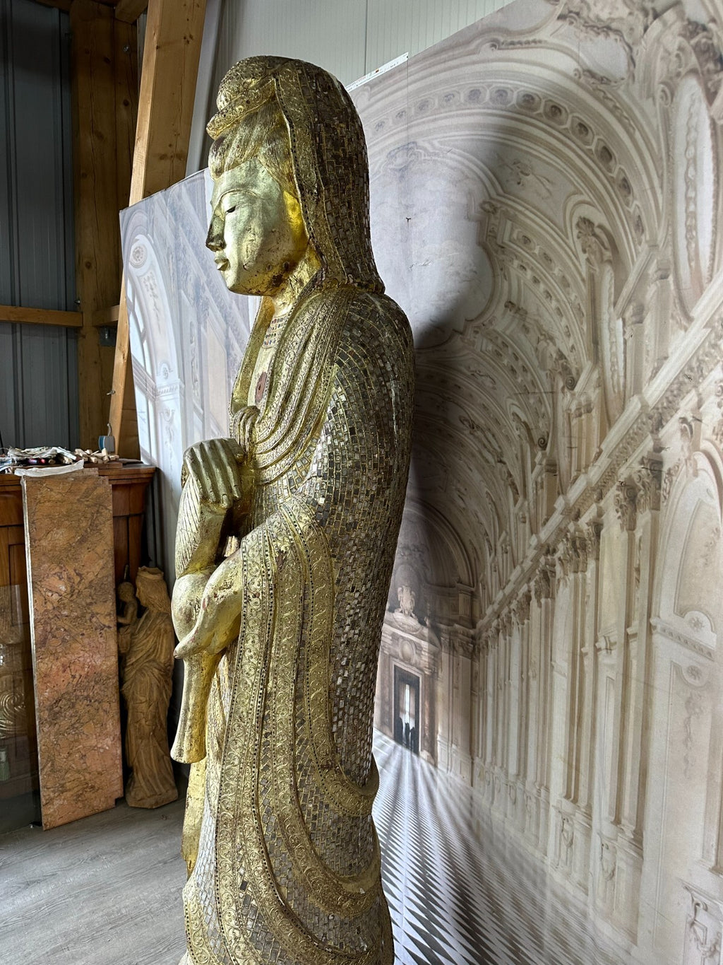 China sehr grosser antiker Buddha 256cm Holz um 1920/40 Vergoldung Glasschmuck