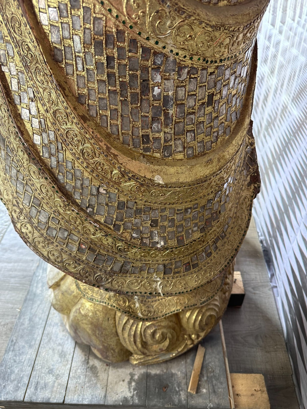 China sehr grosser antiker Buddha 256cm Holz um 1920/40 Vergoldung Glasschmuck