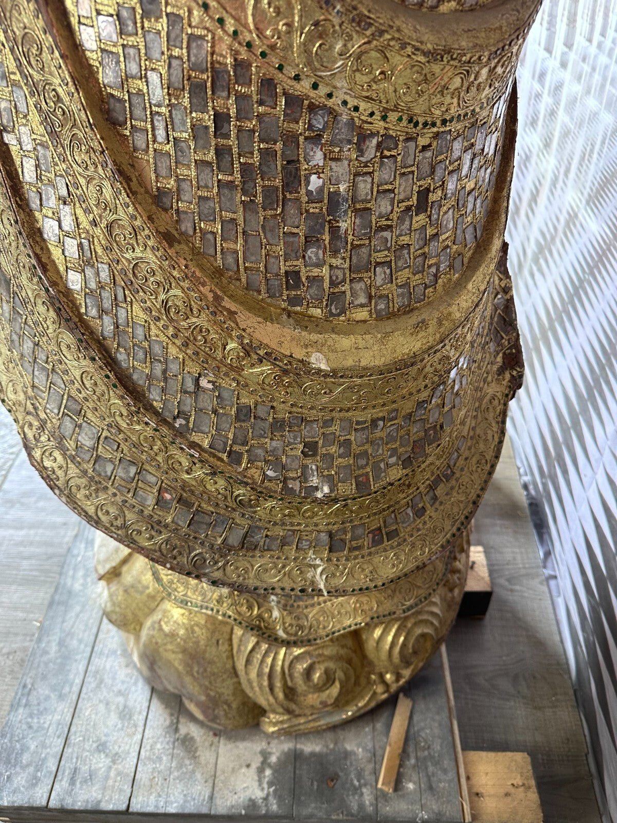 China sehr grosser antiker Buddha 256cm Holz um 1920/40 Vergoldung Glasschmuck