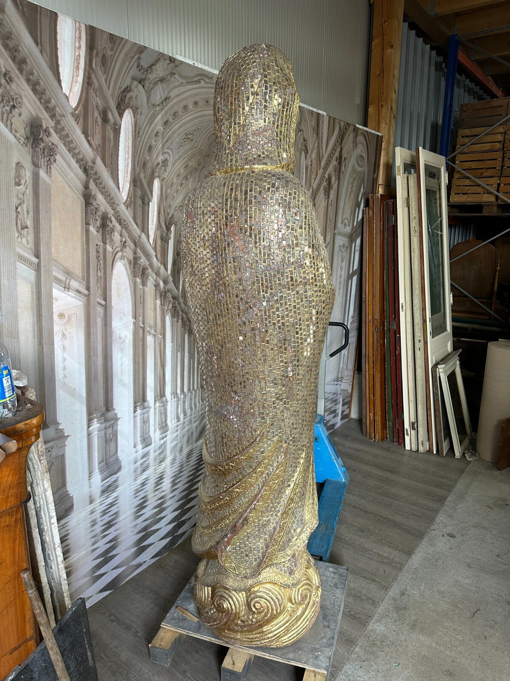 China sehr grosser antiker Buddha 256cm Holz um 1920/40 Vergoldung Glasschmuck