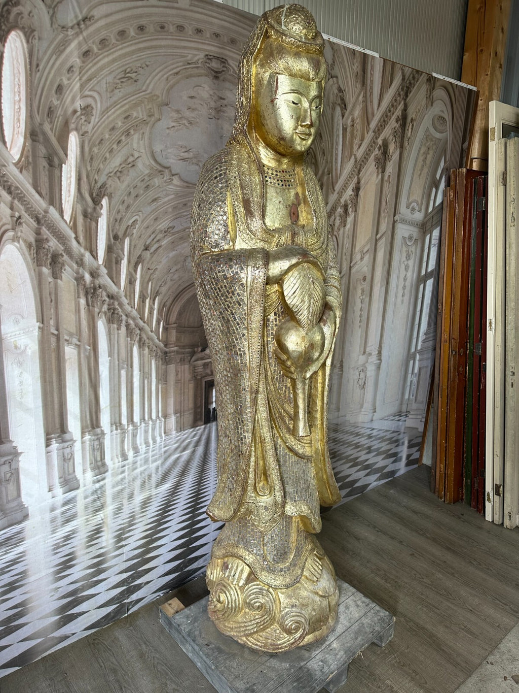 China sehr grosser antiker Buddha 256cm Holz um 1920/40 Vergoldung Glasschmuck