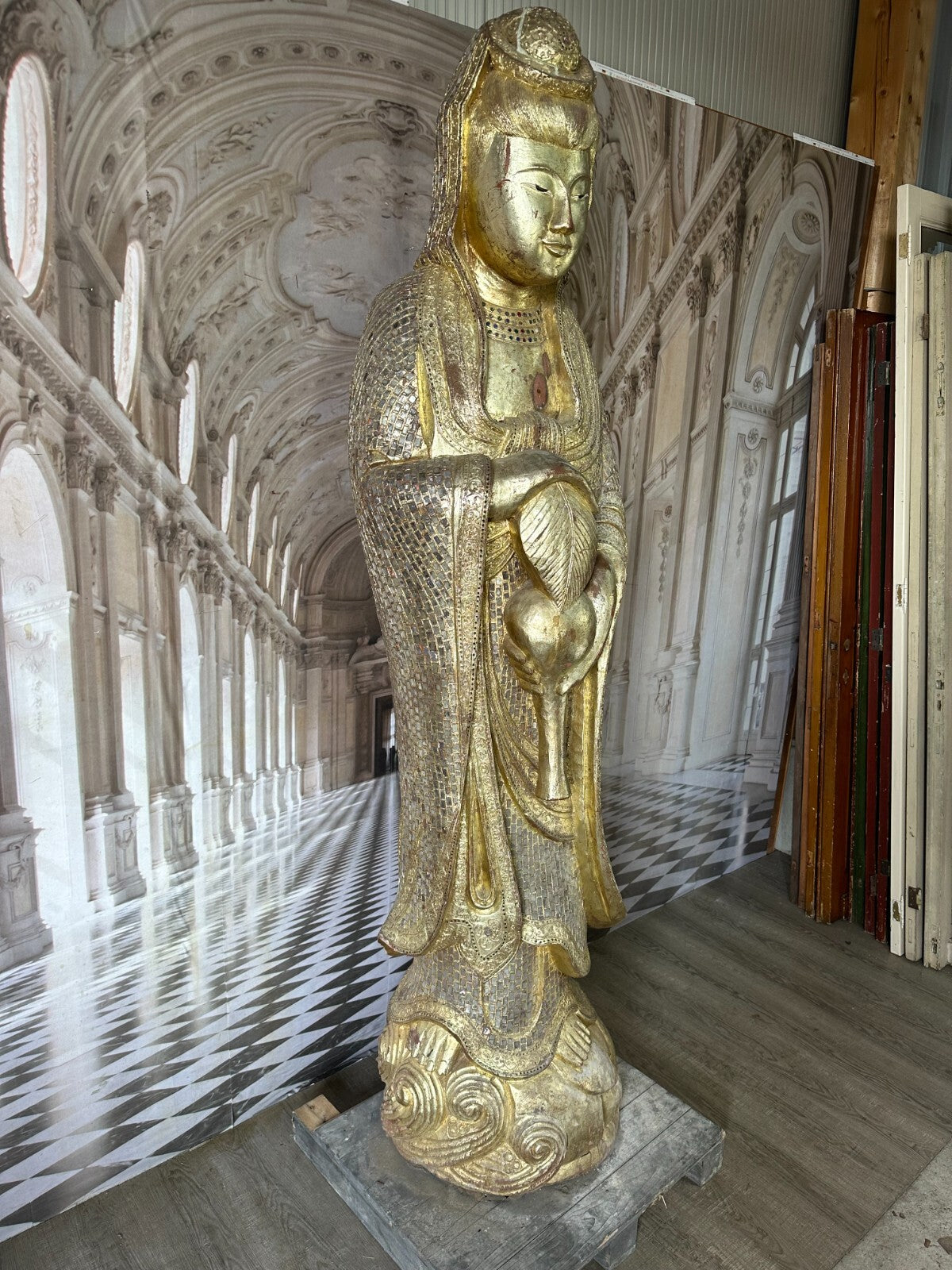 China sehr grosser antiker Buddha 256cm Holz um 1920/40 Vergoldung Glasschmuck