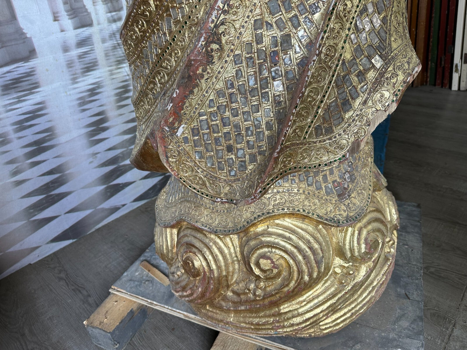 China sehr grosser antiker Buddha 256cm Holz um 1920/40 Vergoldung Glasschmuck