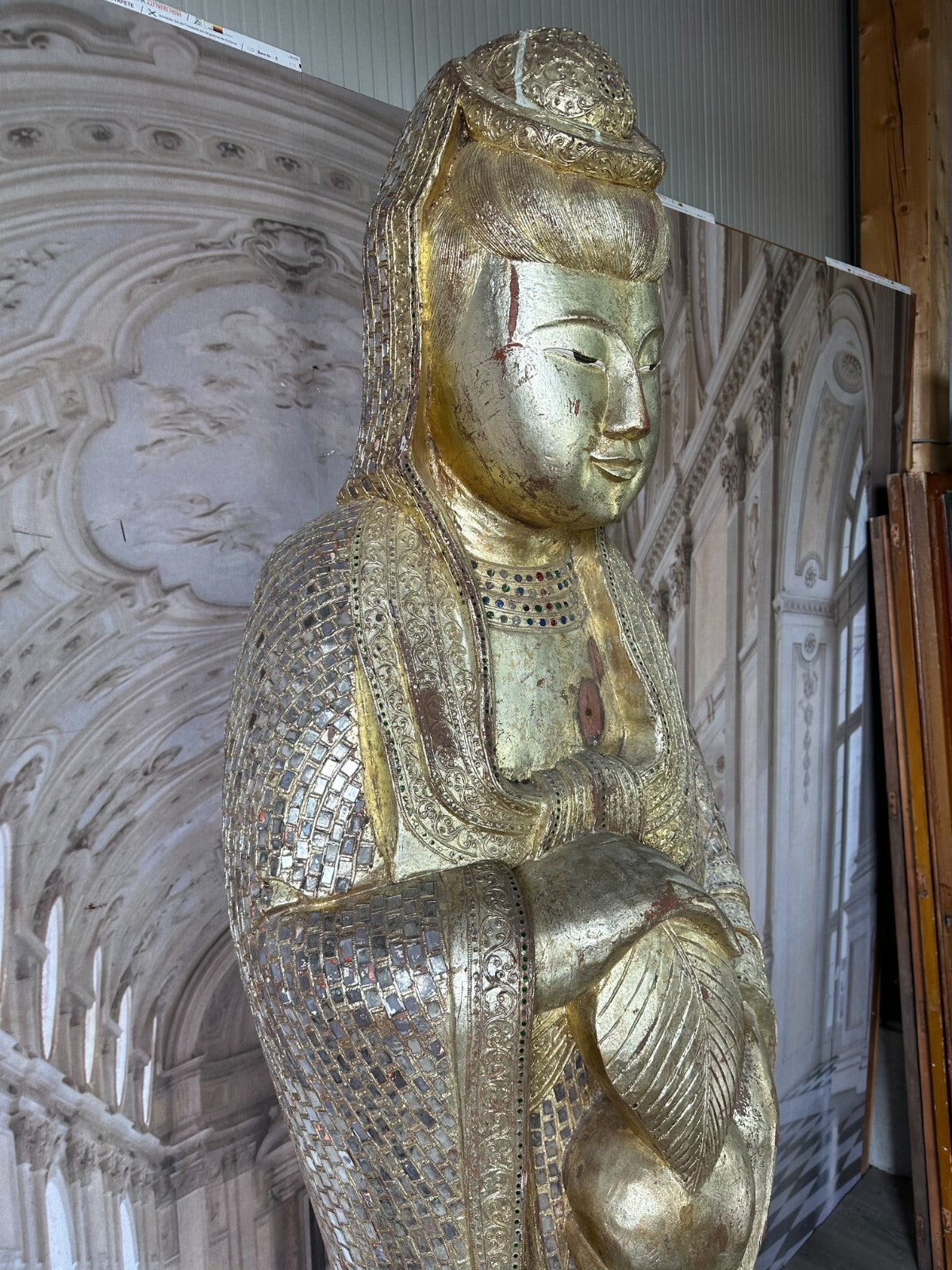 China sehr grosser antiker Buddha 256cm Holz um 1920/40 Vergoldung Glasschmuck