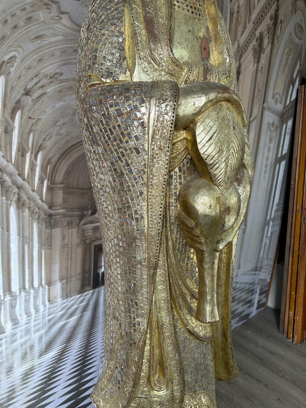 China sehr grosser antiker Buddha 256cm Holz um 1920/40 Vergoldung Glasschmuck