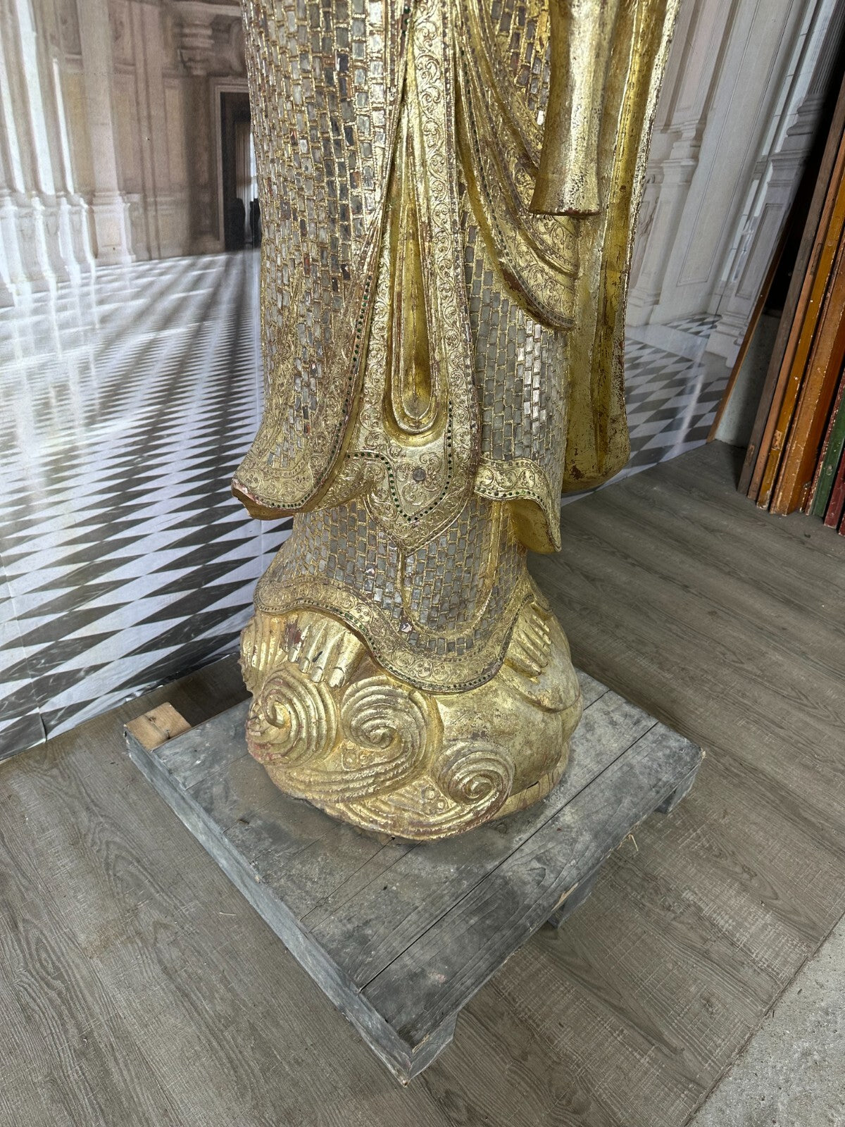 China sehr grosser antiker Buddha 256cm Holz um 1920/40 Vergoldung Glasschmuck
