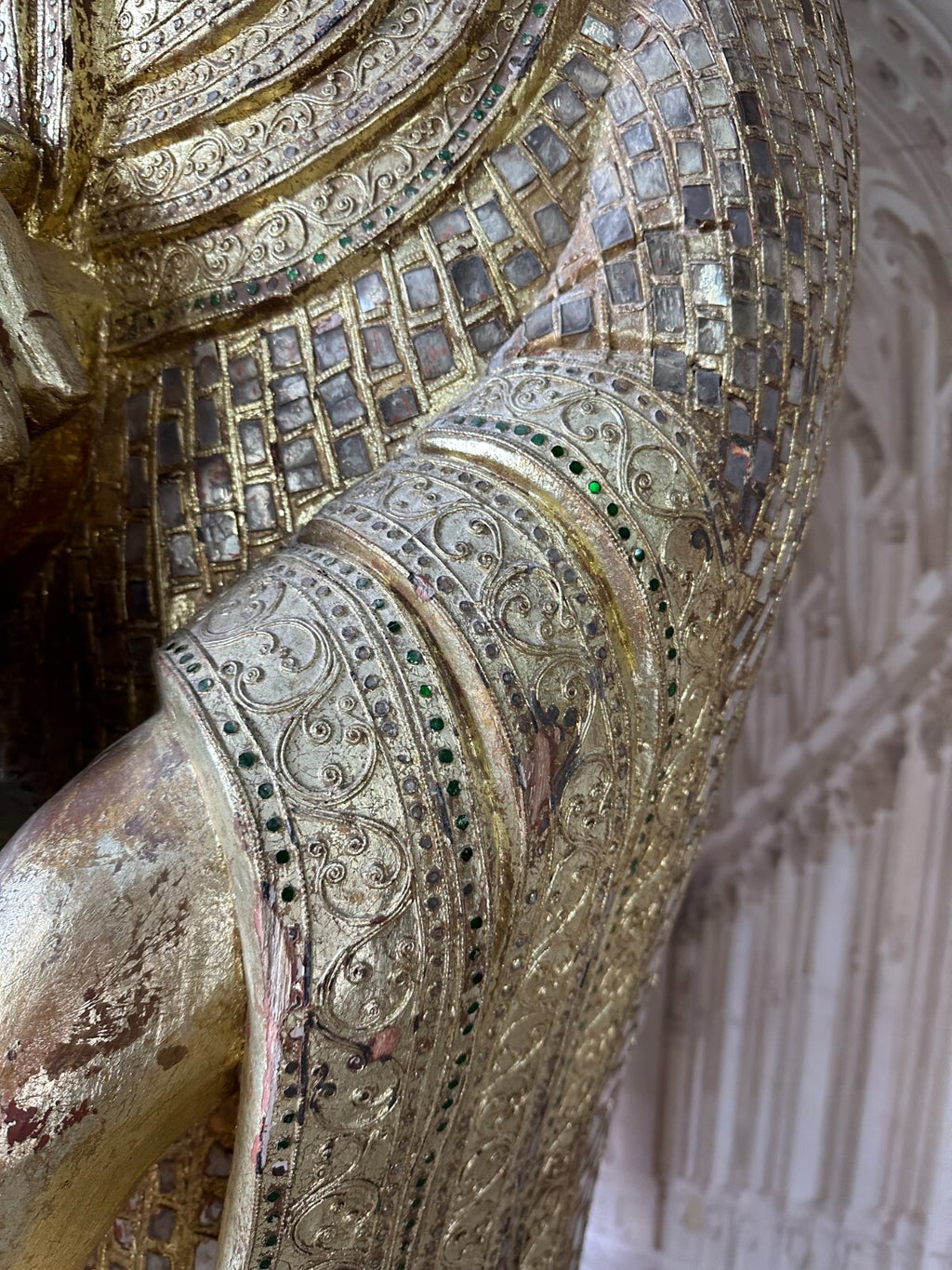 China sehr grosser antiker Buddha 256cm Holz um 1920/40 Vergoldung Glasschmuck