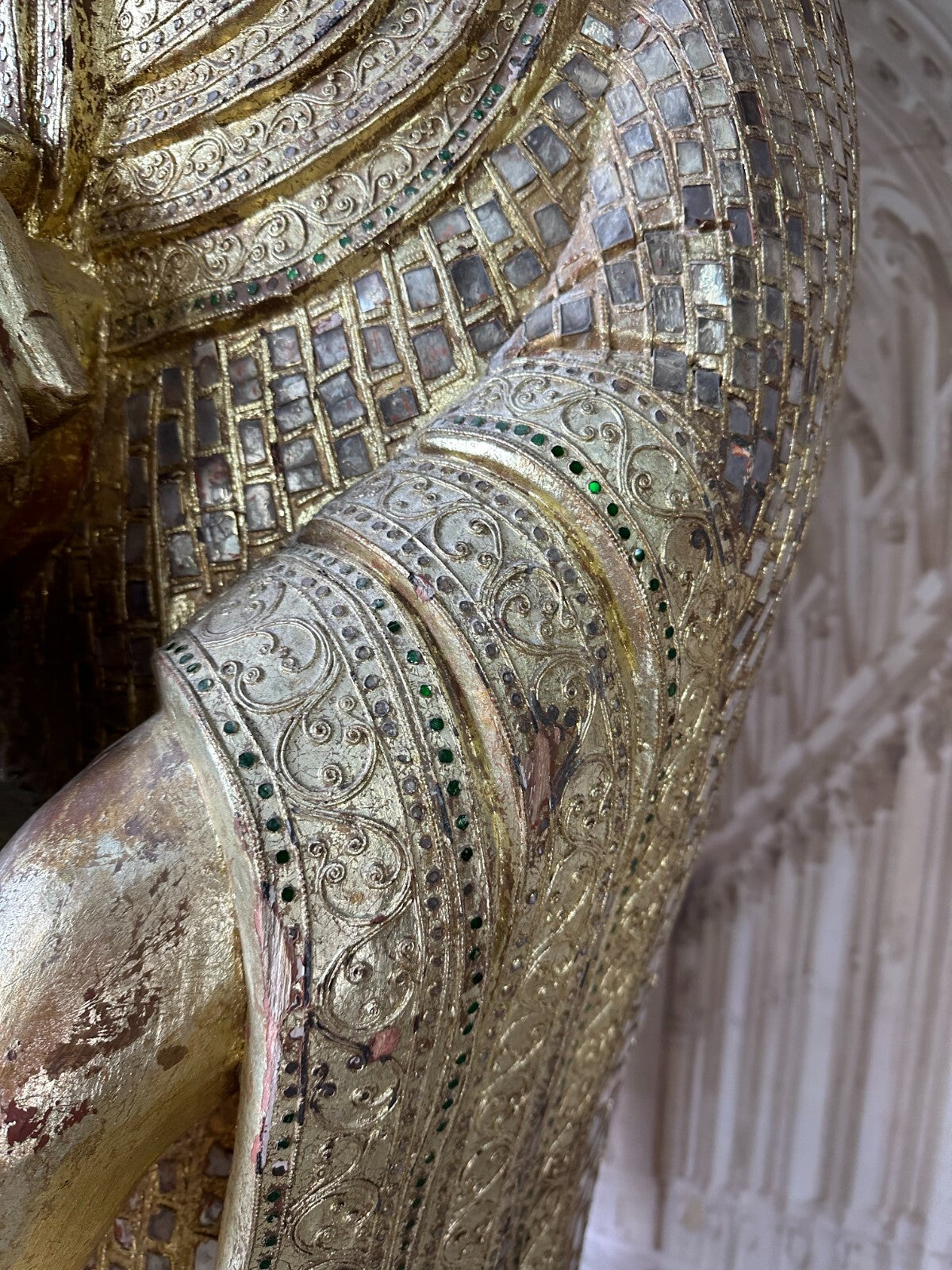 China sehr grosser antiker Buddha 256cm Holz um 1920/40 Vergoldung Glasschmuck