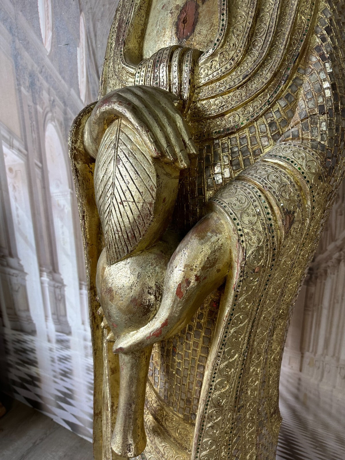 China sehr grosser antiker Buddha 256cm Holz um 1920/40 Vergoldung Glasschmuck