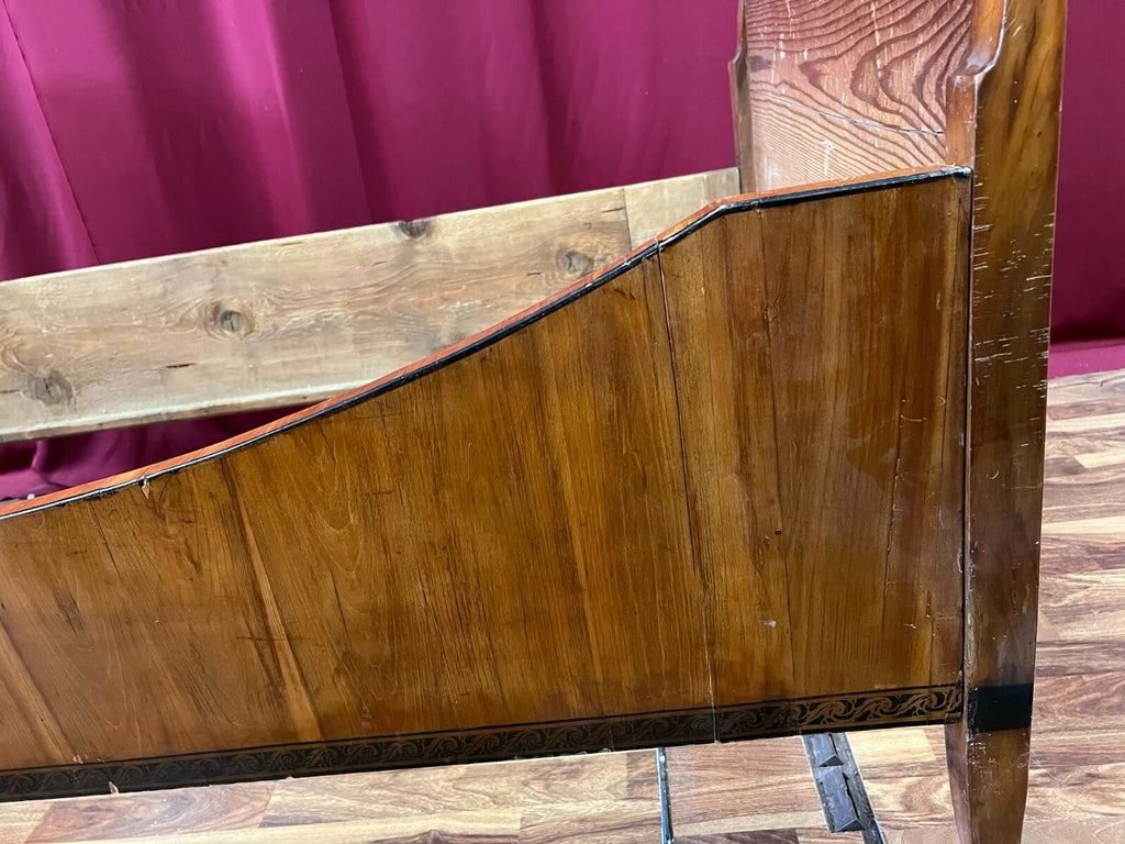 Biedermeier Bettgestell antik 19 tes Jh Nussbaum Furnier Amoretten Bett Gestell