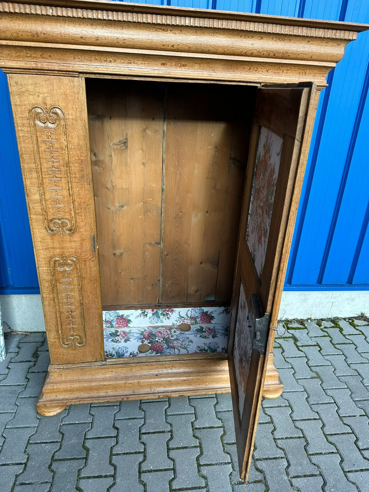 Herrschaftlicher Barockschrank Ritterschrank um 1740 Eiche massiv Sternintarsien